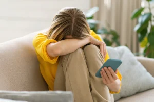 Dark patterns et santé mentale : comment les réseaux sociaux piègent les adolescents