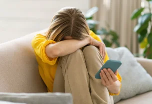 Dark patterns et santé mentale : comment les réseaux sociaux piègent les adolescents