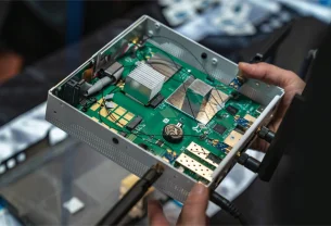 Un routeur sous OpenWrt avec carte Wi-Fi interchangeable pour éviter l'obsolescence programmée